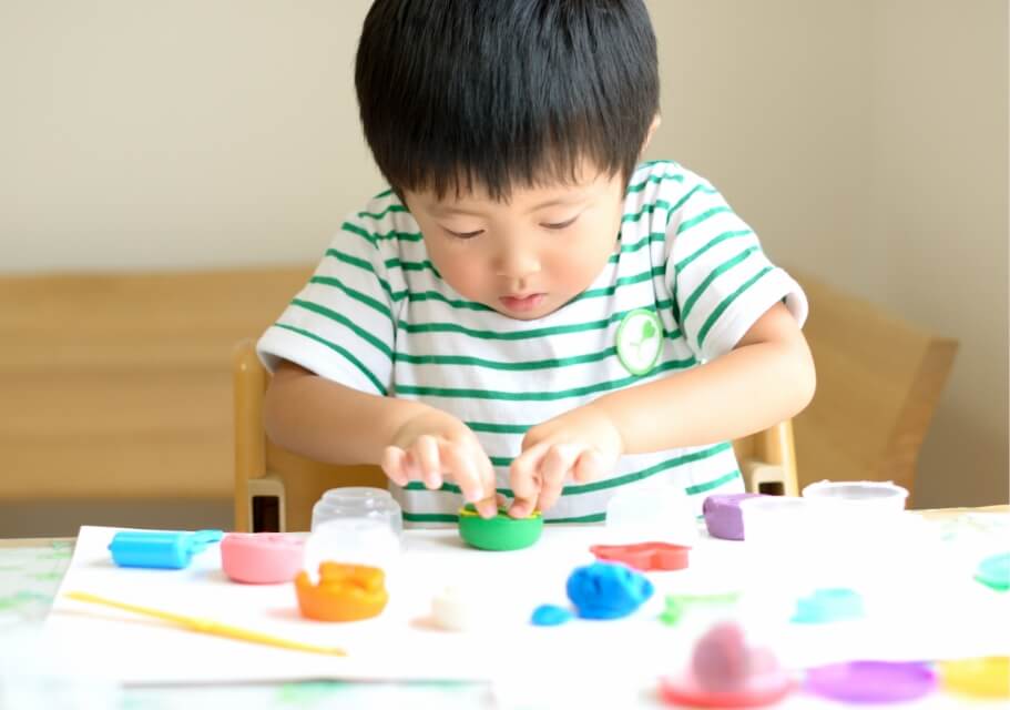 粘土で遊ぶ子供の画像